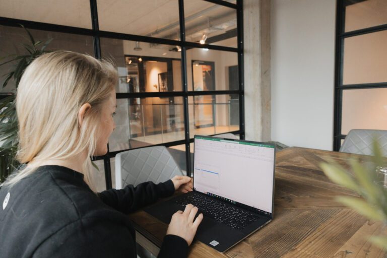 Mitarbeitende am Laptop - Arbeitszeit in Excel berechnen