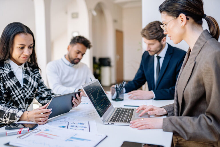 Personen arbeiten im Büro