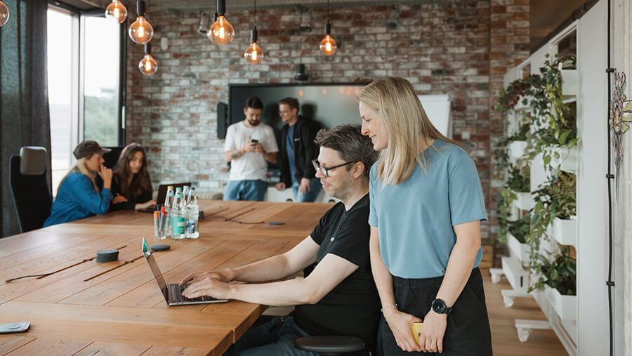 Mitarbeitende im Meeting