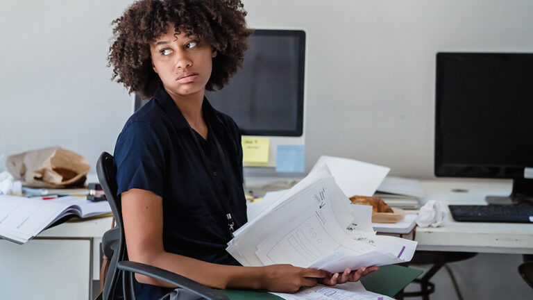 8 Frühwarnsignale für Burnout: Psychische Gesundheit in Teams stärken verzweifelte Mitarbeiterin