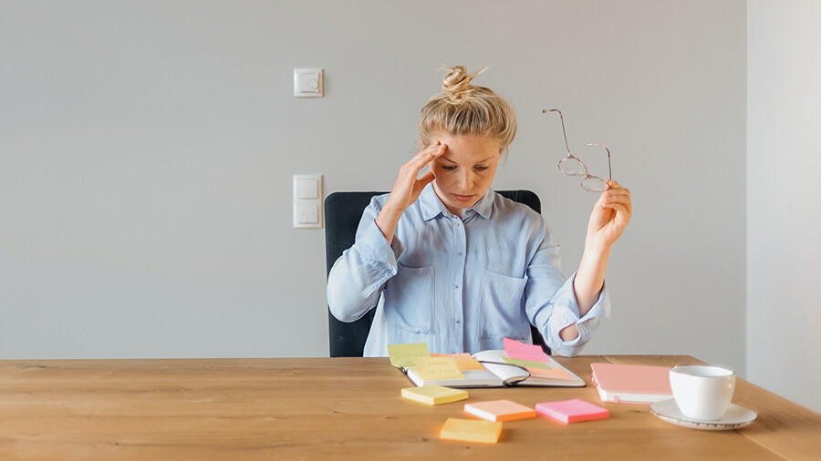 8 Frühwarnsignale für Burnout: Psychische Gesundheit in Teams stärken Verzweifelte Mitarbeiterin