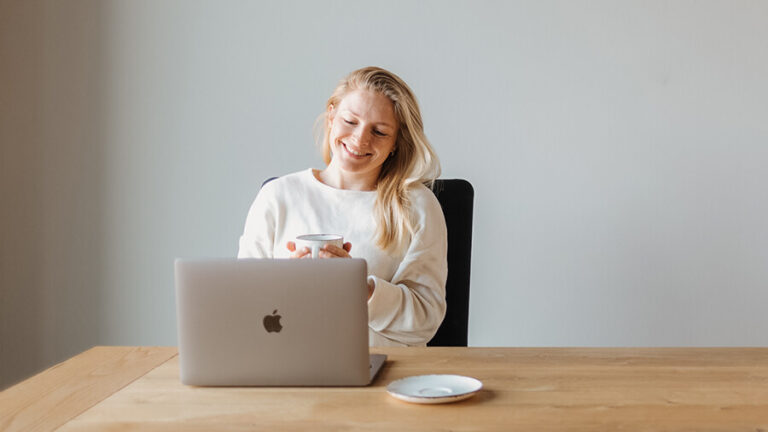 Mitarbeiterin am Laptop