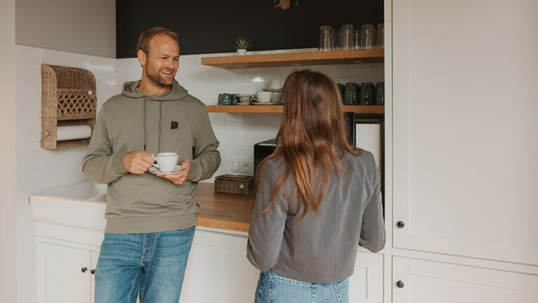 Mitarbeitende im Gespräch