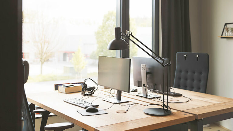 Fehlzeiten reduzieren: 5 Tipps für gesunde Mitarbeitende Fehlende Mitarbeitende im leeren Büro