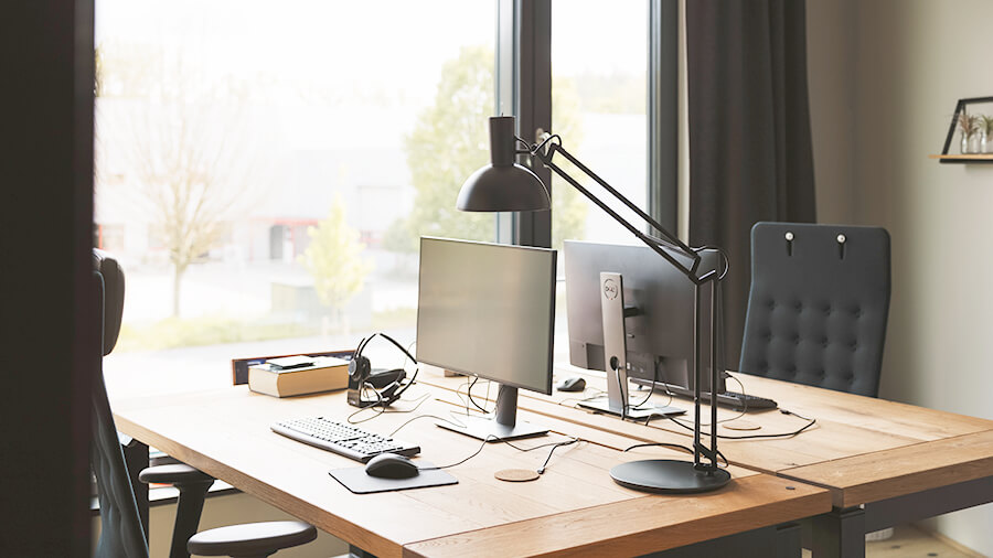 Fehlzeiten reduzieren: 5 Tipps für gesunde Mitarbeitende Fehlende Mitarbeitende im leeren Büro