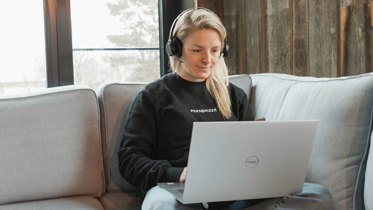 Mitarbeiterin auf dem Sofa am Laptop