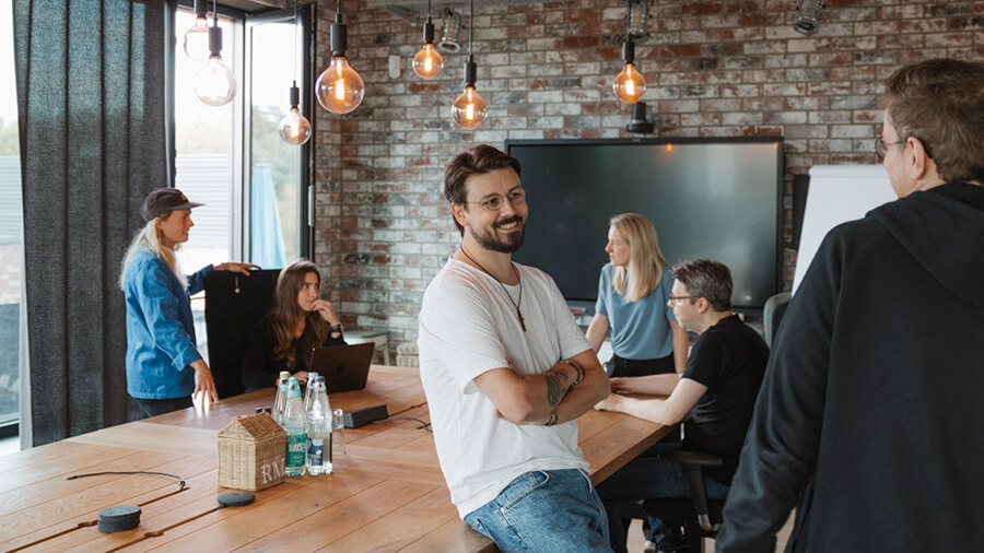 Kompetenzmanagement: Dein Weg zur skill-basierten Organisation Personen im Meeting