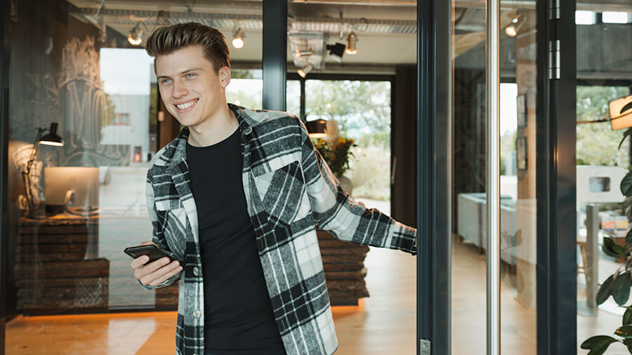 Person macht Feierabend