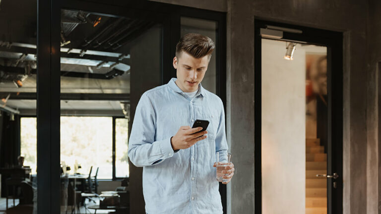 person bedient mobile App