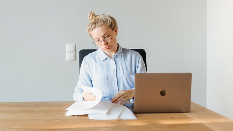 verzweifelte Person am arbeiten