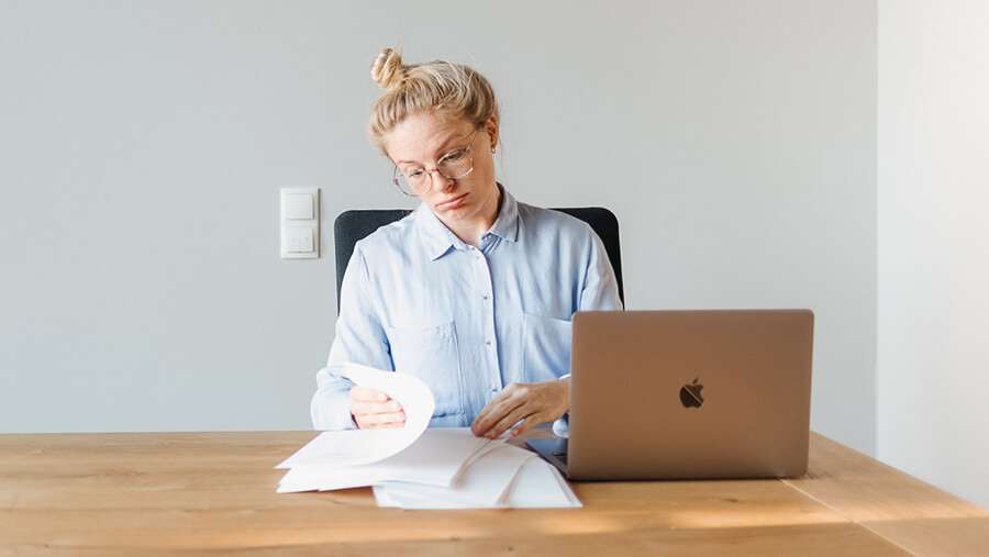 verzweifelte Person am arbeiten