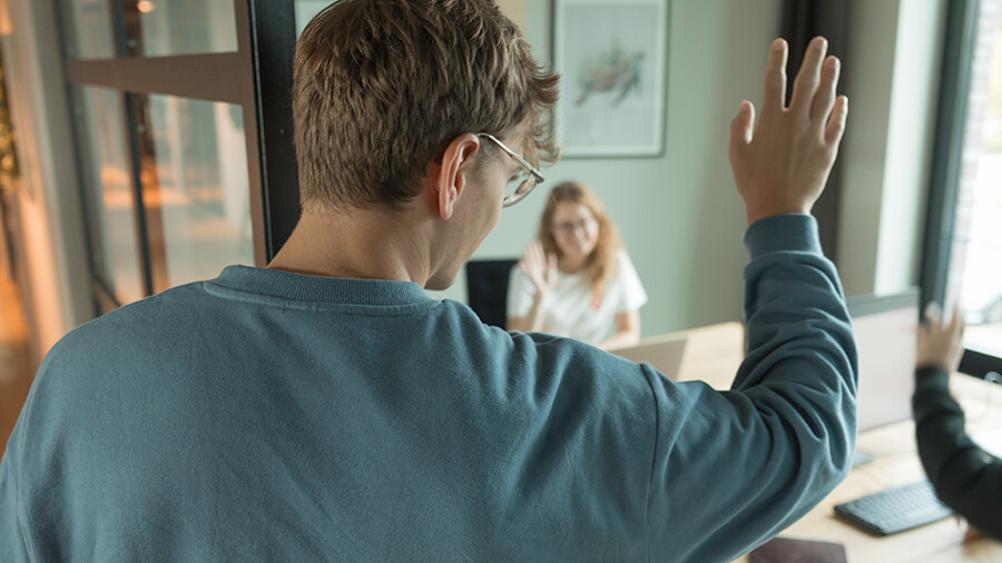 Kollege verabschiedet sich