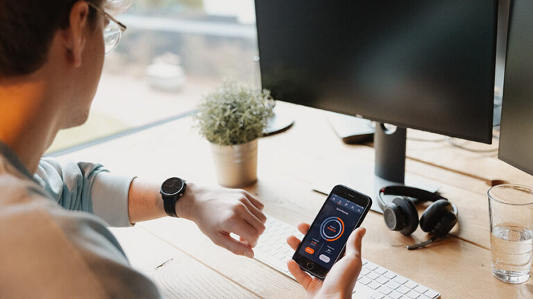 Digitale Zeiterfassung für Kleinbetriebe: Unnötig, oder Must-Have? Blick auf die Uhr bei der Arbeit