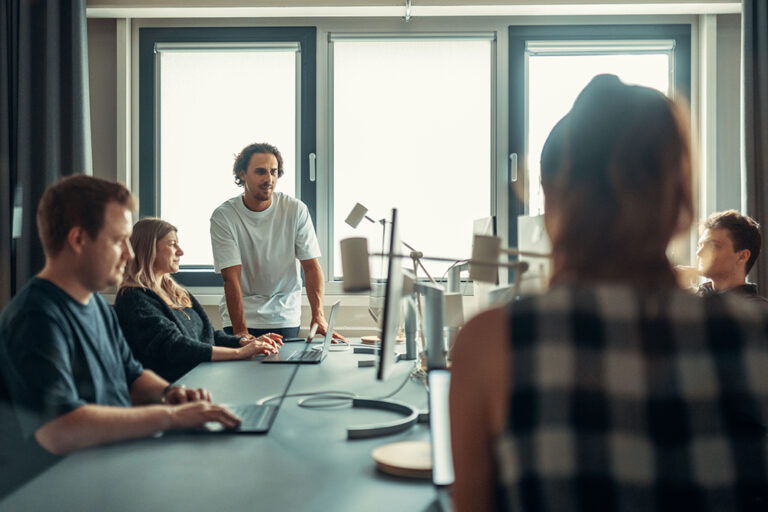 Personen im Büro reden