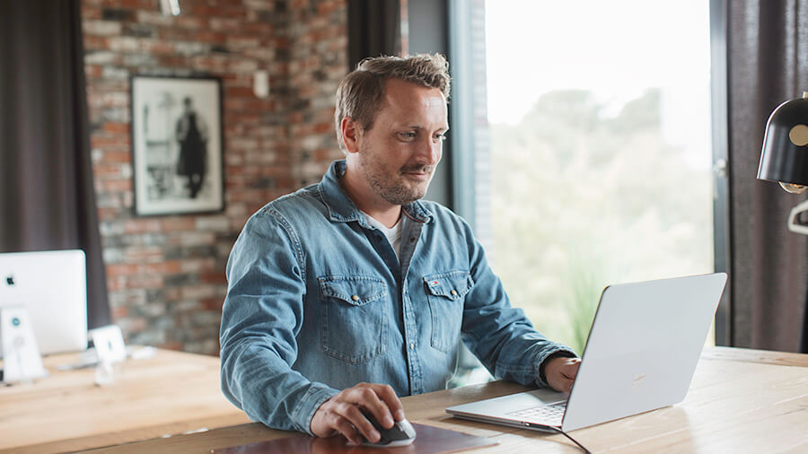 Der Excel-Urlaubsplaner 2026 von Personizer Mitarbeiter am PC