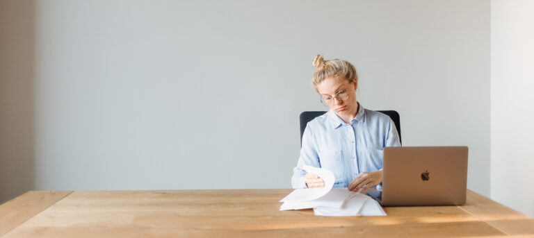 Quiet Quitting: Stiller Rückzug aus dem Job? Person am Schreibtisch