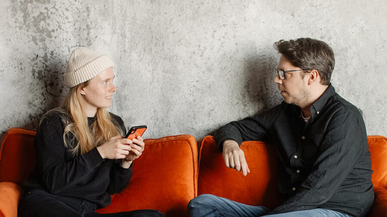 Mitarbeitende auf dem Sofa