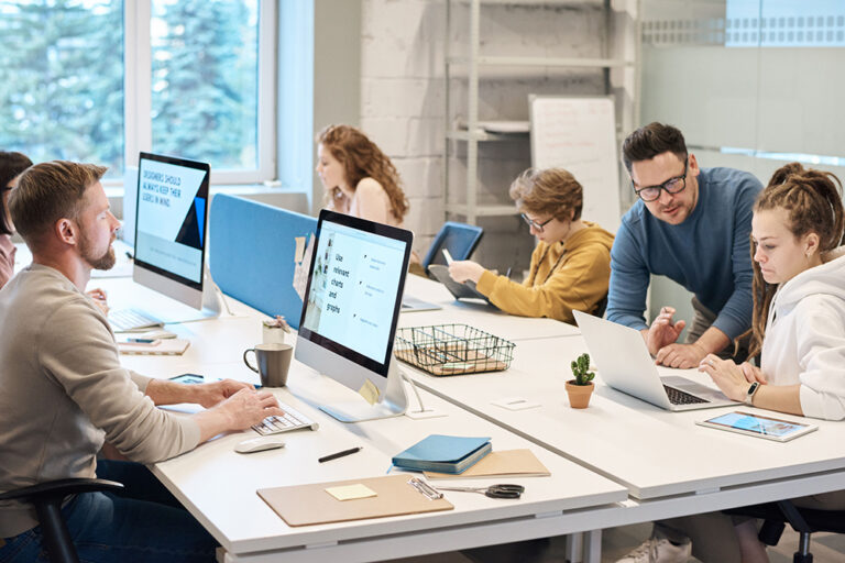 Personen in einer Agentur