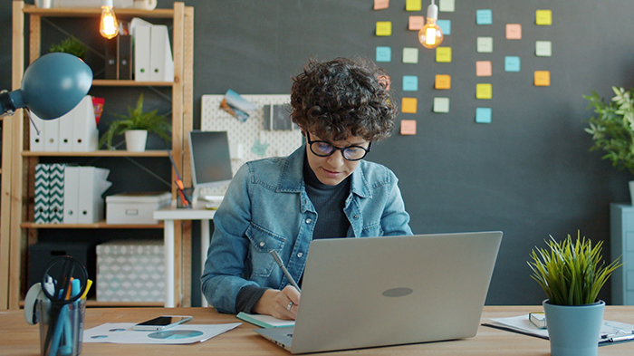 Frau am PC