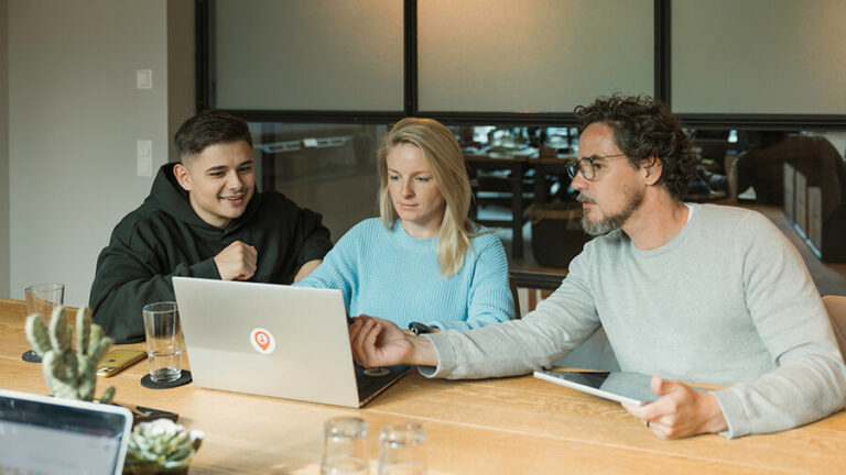 Mitarbeitende konzentriert im Meeting