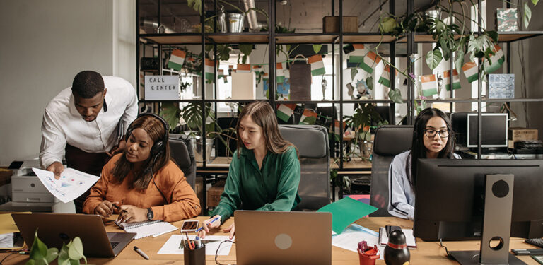 Agile Methoden im klassischen Unternehmen einführen Personen im Büro