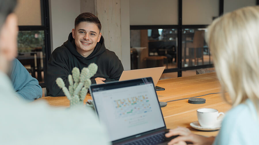 Arbeitsunfähigkeitsbescheinigung und Krankmeldung beim Arbeitgeber: So geht’s! Personen im Meeting