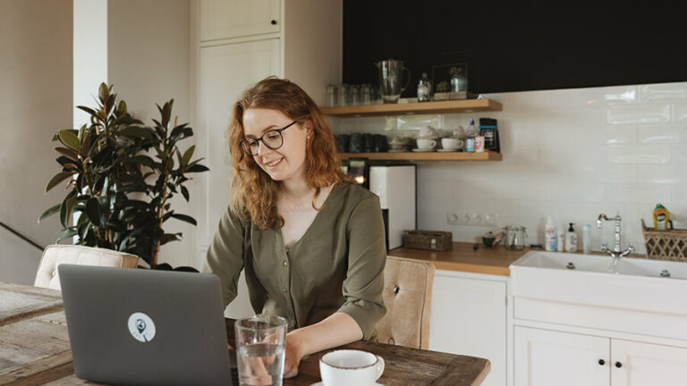 Mitarbeiterin am arbeiten