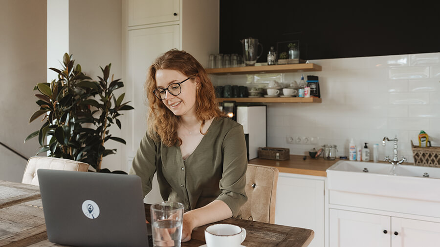 5 Tipps für ein besseres Zeitmanagement im Job Mitarbeiterin am arbeiten