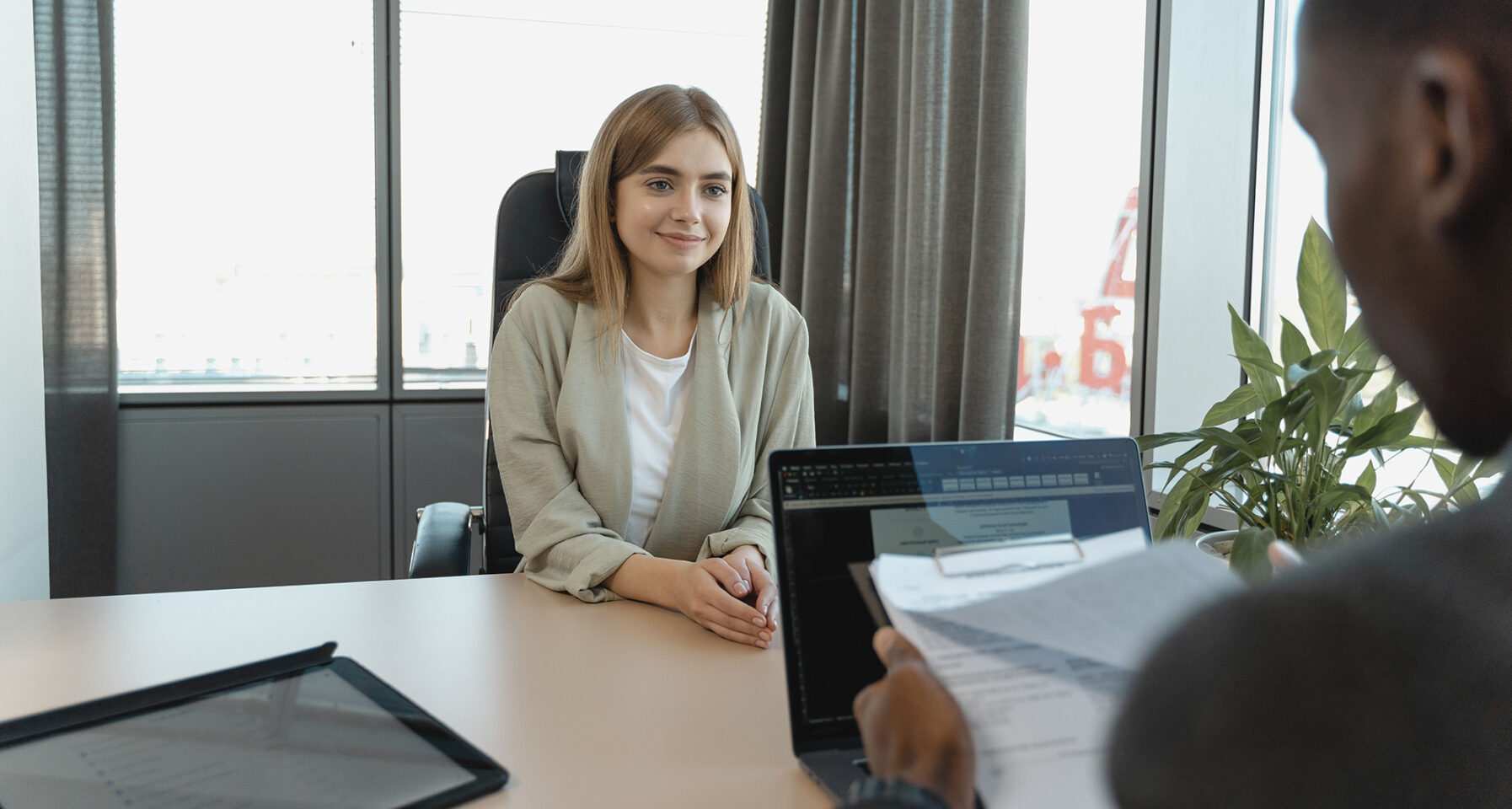 Ghosting im Bewerbungsprozess: Warum Bewerbende und Recruiter:innen schweigen (2026) Ghosting im Bewerbungsprozess: Warum Bewerbende und Recruiter:innen schweigen (2026)