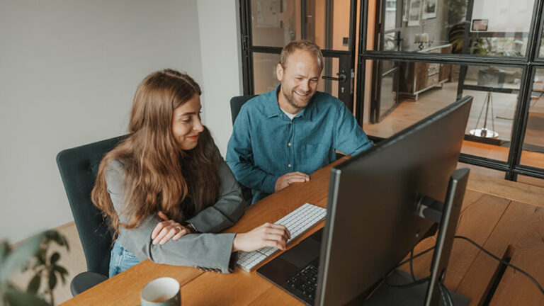 Mitarbeitende am Laptop