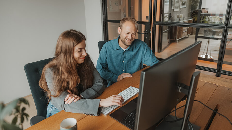 Mitarbeitende am Laptop