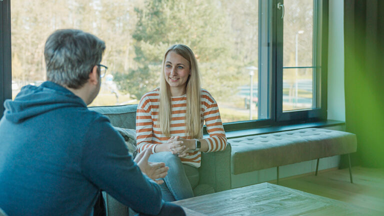 2 Mitarbeitende führen ein Feedbackgespräch