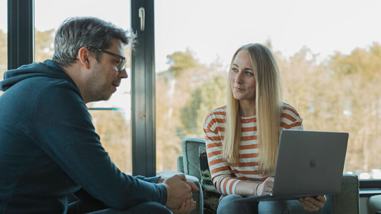 2 Mitarbeitende im Gesrpräch