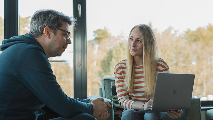 Gehaltsgespräch führen als Führungskraft: Tipps für die erfolgreiche Verhandlung 2 Mitarbeitende im Gesrpräch