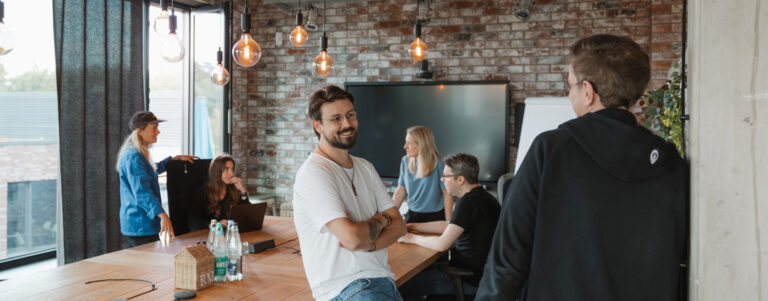 Mitarbeitende im Büro