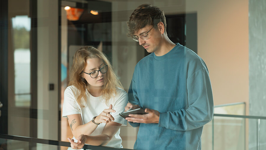 Mitarbeitende am iPad