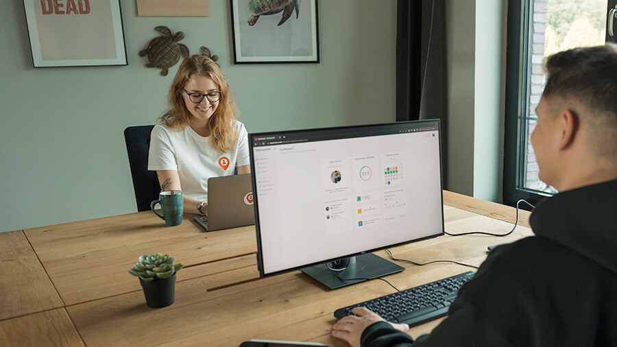 Mitarbeitende am arbeiten