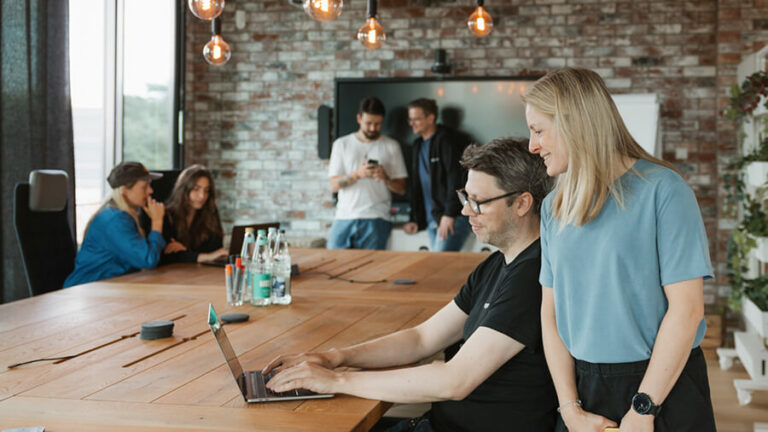 Mitarbeitende im Büro am arbeiten
