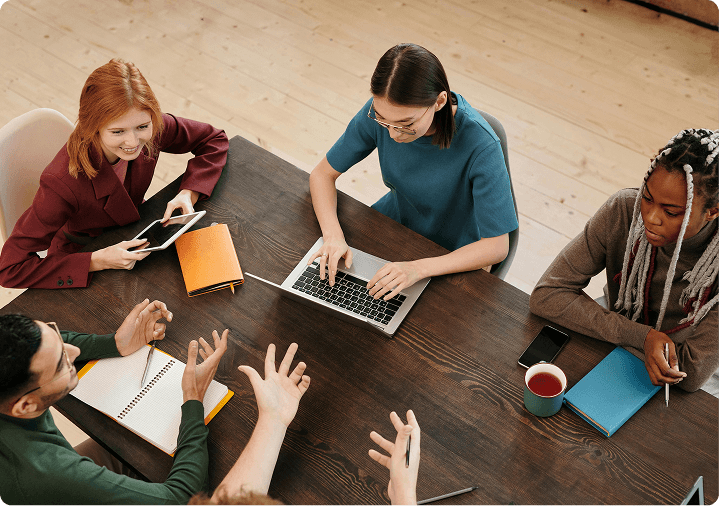 Team in Besprechung zu Kunde