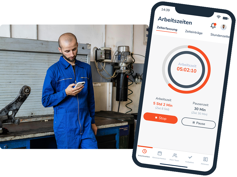 Handwerker erfasst Zeiten am Handy
