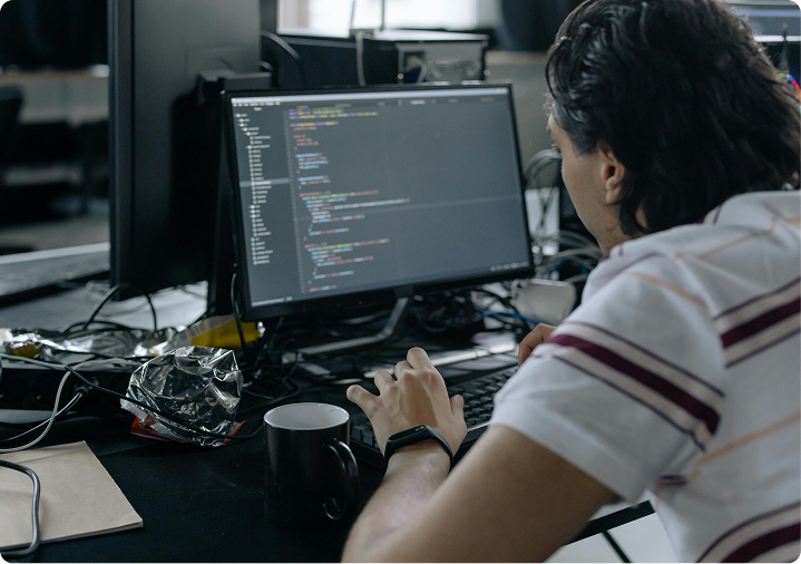 Mitarbeiter am Programmieren