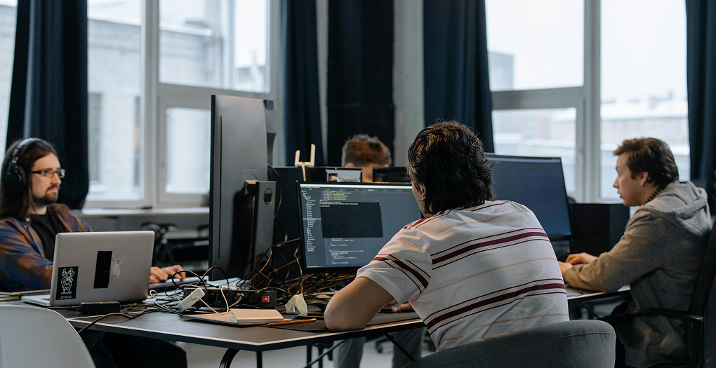 Mitarbeitende im IT Büro