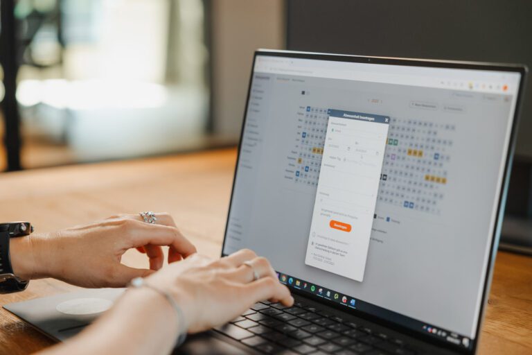 Mitarbeitende am Laptop - beantragt Urlaub