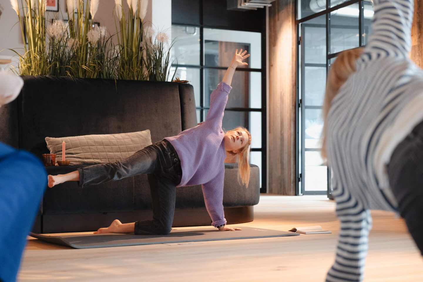 Mitarbeitende beim Yoga im Büro