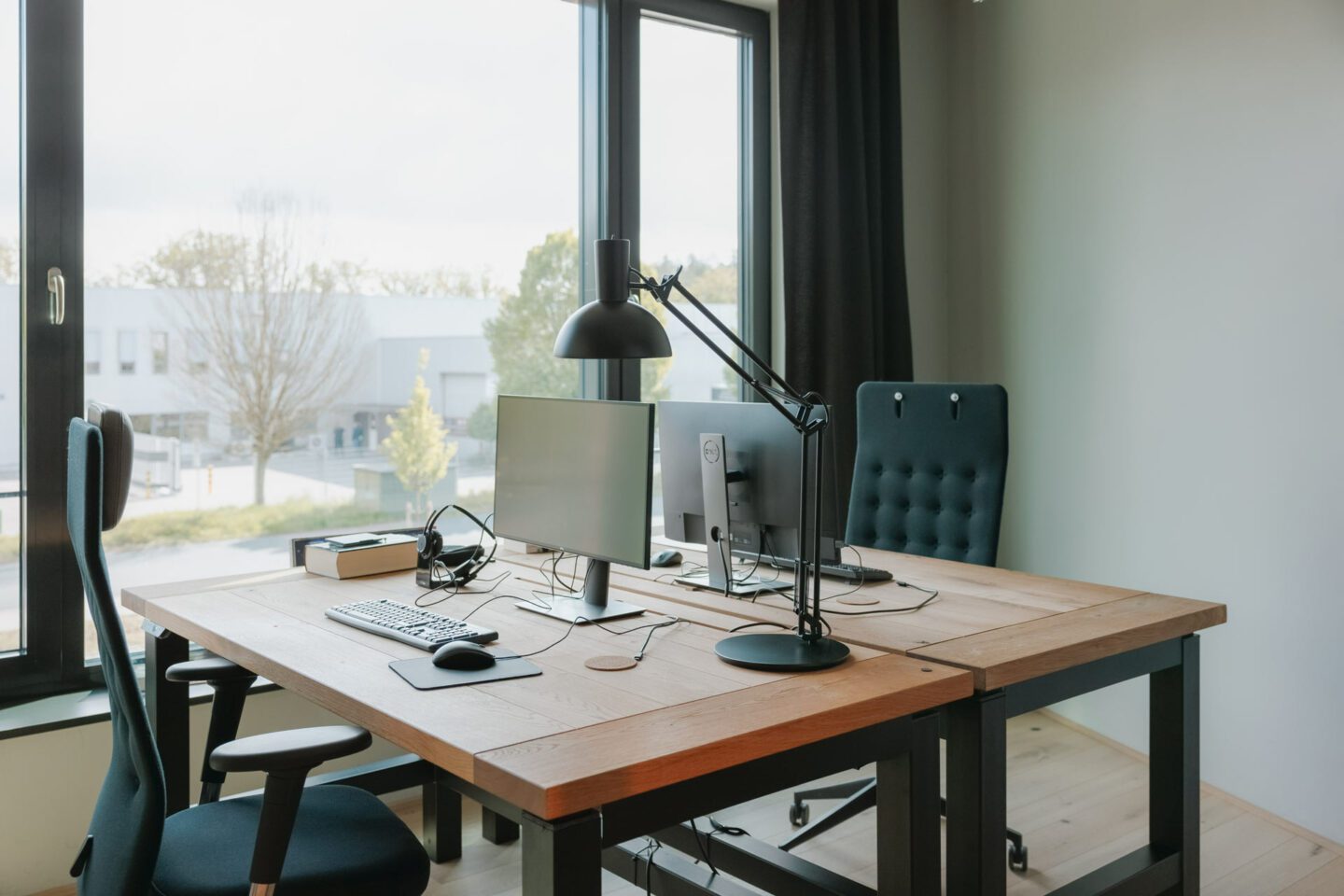 Fehlende Mitarbeitende im leeren Büro