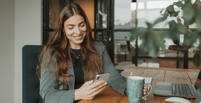 Mitarbeiterin am Handy