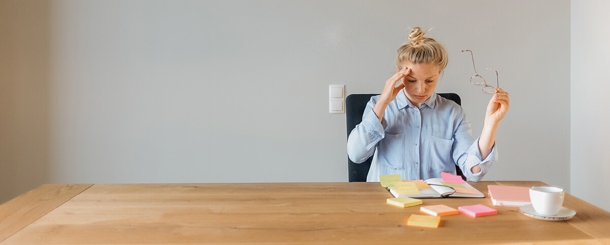 verzweifelte Person am Arbeitsplatz