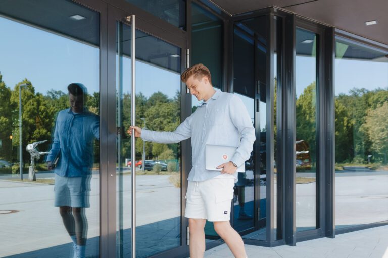 Mitarbeiter betritt das Bürogebäude