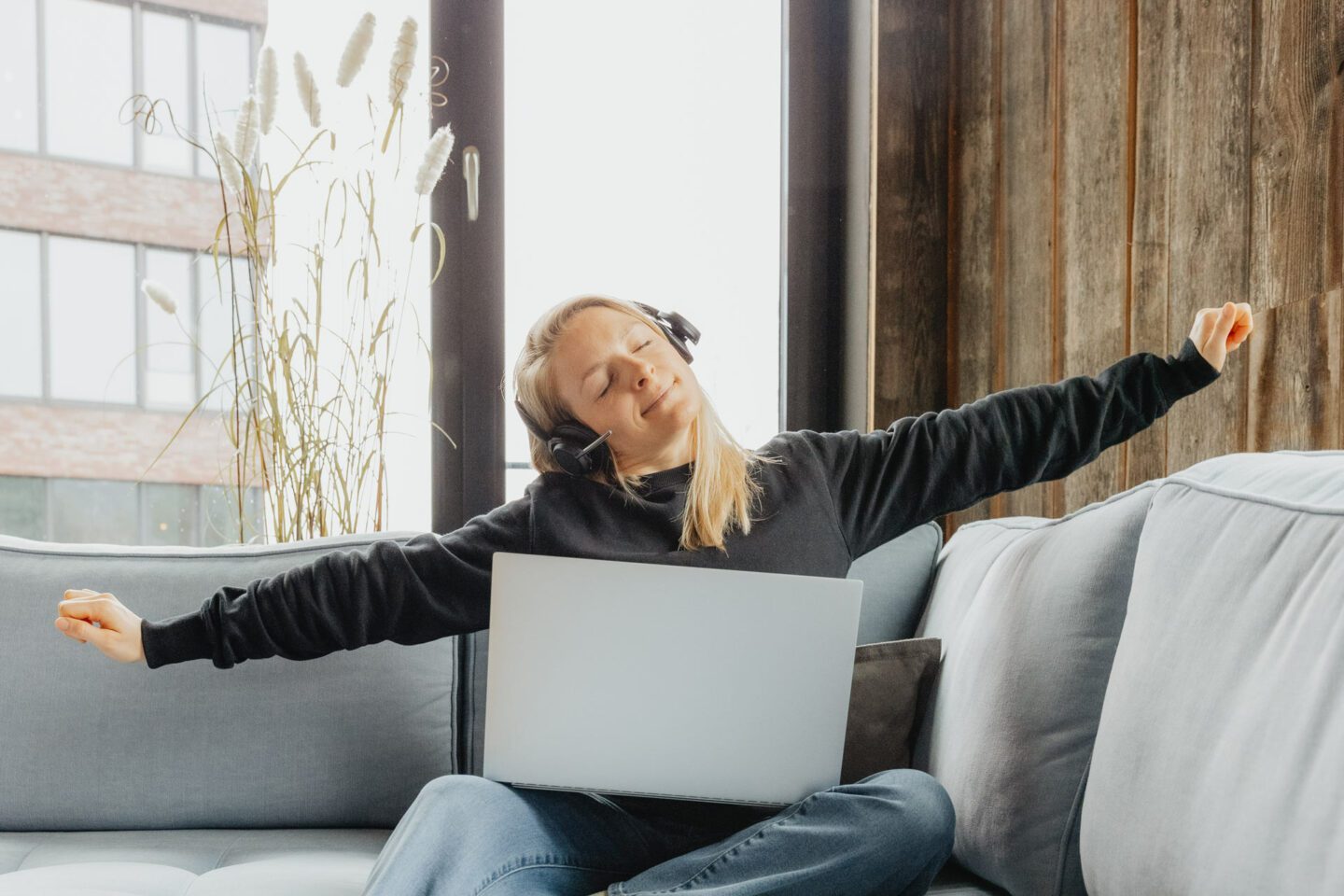 Mitarbeitende im Homeoffice - streckt sich