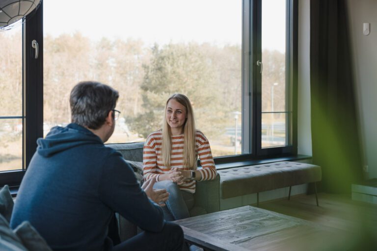 Feedback Gespräch von zwei Mitarbeitenden